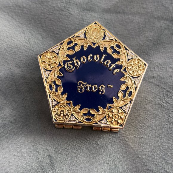 Wizarding World of Harry Potter Chocolate Frog Hinged Pin - Picture 1 of 5